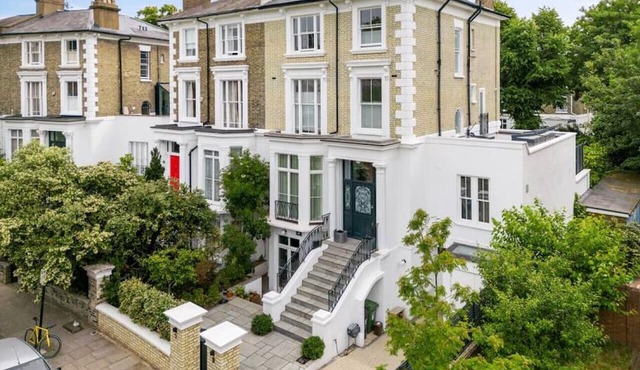 Stunning 6 Bedroom Home with Gym, Hot Tub & Garden