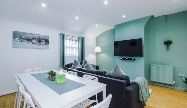 Liverpool Stay | 6 Double Bedrooms | Sleeps 12 | Great For Groups & Contractors